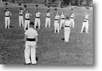 Rundgewichtsriege 1948/49 beim Jonglieren